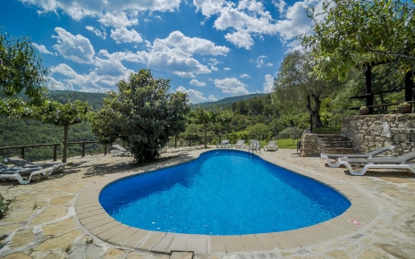 La piscina mide unos 9 mx 3 m.